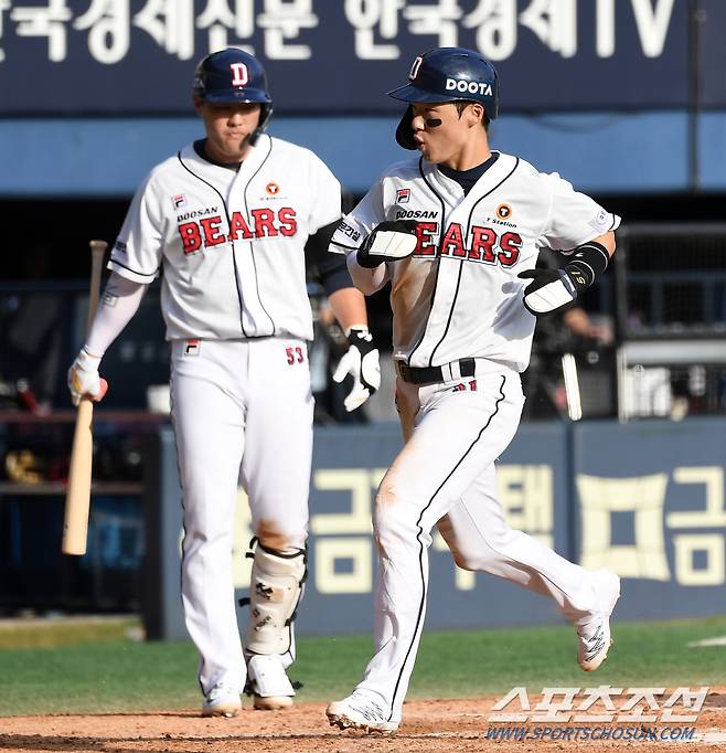 조수행은 상대 폭투를 틈타 역전 득점을 올리며 환호했다.