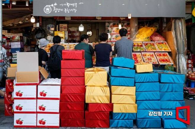 민족 최대 명절 추석을 일주일 앞둔 22일 서울 동대문구 청량리종합시장에 선물용 과일상자가 쌓여 있다. 사진=강진형 기자aymsdream@