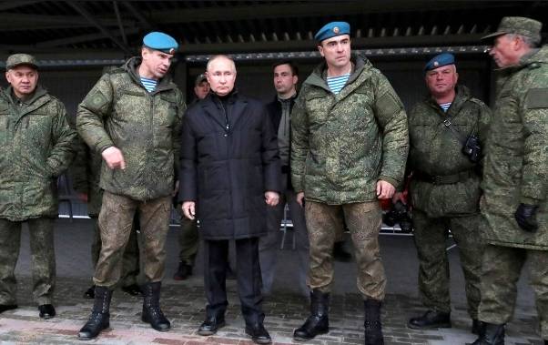 러시아 랴잔을 방문해 군 관계자들의 보고를 받는 푸틴(중앙) 러시아 대통령