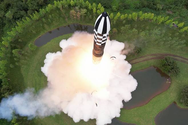 북한의 첫 고체연료 대륙간탄도미사일(ICBM)인 '화성-18형' 발사 모습. 북한은 올들어 두차례 화성-18형 시험발사에 사실상 성공했다. /뉴스1