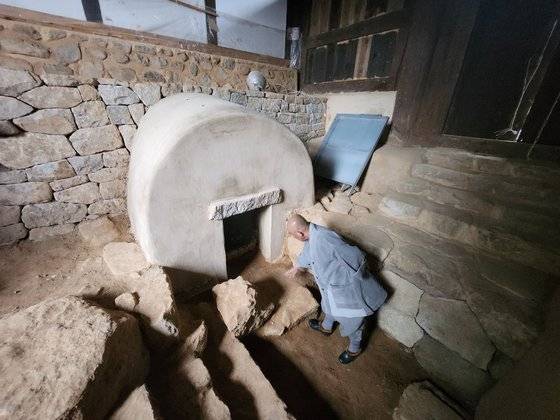 하동 칠불사 아자방 아궁이 모습. 위성욱 기자