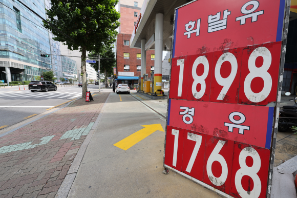 이번 주 휘발유 16.7원·경유 21.5원↑ - 국제유가가 계속 상승하는 가운데 국내 주유소 휘발유·경유 판매 가격이 11주 연속 오름세를 이었다. 23일 한국석유공사 유가 정보 사이트 오피넷에 따르면 9월 셋째 주(17~21일) 전국 주유소 휘발유 평균 판매 가격은 전주보다 ℓ당 16.7원 오른 1776.3원으로 집계됐다. 국내 최고가 지역인 서울의 휘발유 평균 가격은 전주보다 15.7원 오른 1857.6원, 최저가 지역인 대구는 14.1원 오른 1745.6원이었다. 사진은 24일 서울 시내 한 주유소에 게시된 유가 정보. 2023. 9. 24. 연합뉴스