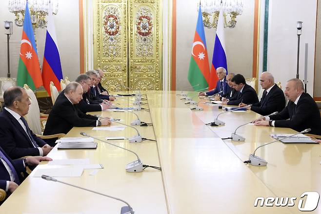 블라디미르 푸틴 러시아 대통령이 지난 5월25일(현지시간) 러시아 모스크바 크렘린궁에서 열린 유라시아 경제연합 정상회의 중 일함 알리예프 아제르바이잔 대통령과 회담을 하고 있다. 2023.5.26 ⓒ 로이터=뉴스1 ⓒ News1 우동명 기자