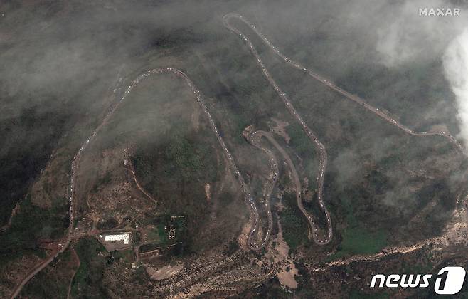 지난달 26일(현지시간) 나고르노 카라바흐 지역을 탈출하려는 아르메니아계 주민들의 피난 행렬을 촬영한 위성 사진. 라친 회랑을 따라 차량들이 길게 이어지고 있다. 2023.09.27/ ⓒ 로이터=뉴스1 ⓒ News1 권진영 기자