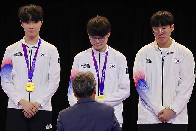 29일 중국 저장성 항저우 e스포츠 센터에서 열린 제19회 항저우 아시안게임 e스포츠 리그 오브 레전드(LoL)에서 금메달을 딴 한국 ‘페이커’ 이상혁이 이기흥 대한체육회장으로부터 금메달을 받고 있다. 사진 | 항저우=연합뉴스
