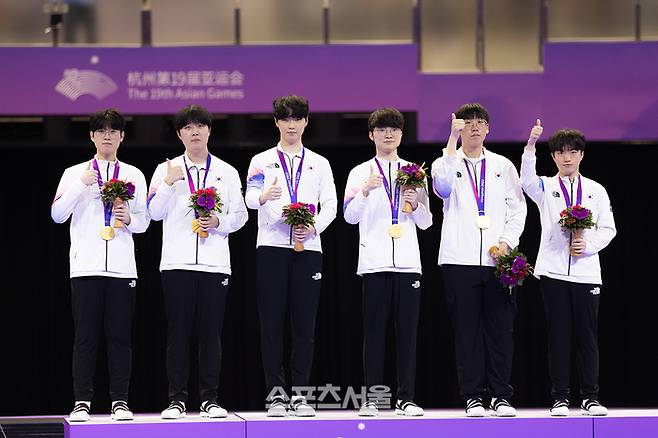 한국 LoL 대표팀이 29일 항저우 e스포츠센터에서 열린 대회 결승전에서 대만을 꺾고 금메달을 차지했다. 사진 | 공동취재단