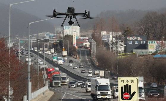 올해 설 연휴 기간인 지난 1월 20일 경부고속도로 죽암휴게소 일대에서 한국도로공사 대전충남본부 교통팀 관계자들이 드론을 이용해 법규 위반차량 단속을 하고 있다. 뉴스1