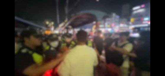 자경단을 자처하는 전 격투기 선수 출신 유튜버 엄모(29)씨 등이 지난 6월 안양역 인근에서 조직폭력배와 충돌해 경찰이 출동했다. 사진 엄모씨 유튜브 캡처