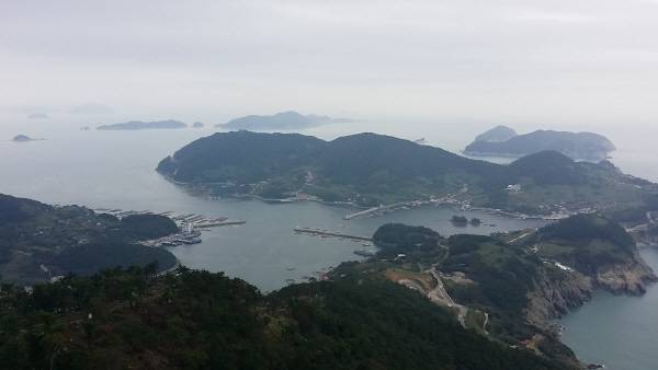 통영항에서 뱃길로 1시간 거리인 욕지도에서 섬개척을 기념하는 ‘욕지 섬문화축제’가 6~7일 이틀간 열린다. 사진은 욕지도 전경. 통영시 제공