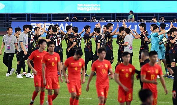 지난 1일 오후 중국 항저우 황룽 스포츠센터 스타디움에서 열린 2022 항저우 아시안게임 축구 8강전 한국 중국과의 경기에서 중국에 2 대 0 으로 승리한 한국 선수들이 하이파이브 하고 있다. 이한형 기자