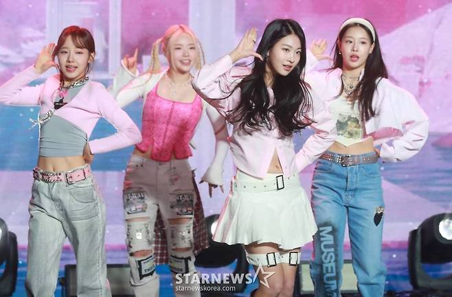 걸그룹 피프티피프티(FIFTY FIFTY)가 13일 오후 서울 강남구 일지아트홀에서 진행된 기자간담회에서 인기곡을 선보이고 있다. 피프티 피프티의 'Cupid'(큐피트)는 12일(한국 기준) 미국 빌보드가 발표한 빌보드의 메인 싱글 차트 핫100에 이름을 올렸다. /2023.04.13 /사진=이동훈 기자 photoguy@