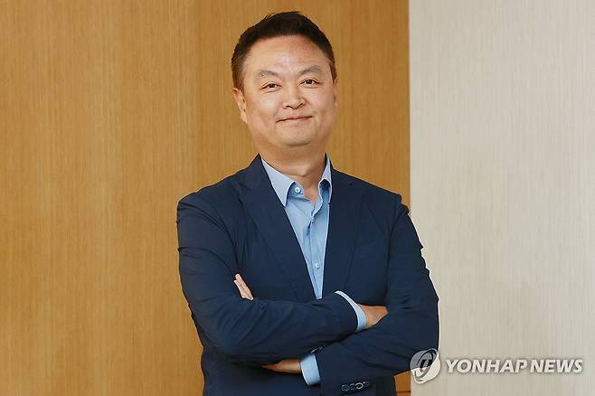 SXSW에 참석하는 강윤성 감독 (서울=연합뉴스) 진연수 기자 = 콘텐츠 축제인 '사우스바이사우스웨스트'(SXSW)에 참석하는 강윤성 감독이 지난달 26일 서울 종로구 수송동 연합뉴스에서 인터뷰에 앞서 포즈를 취하고 있다. 2023.10.3 jin90@yna.co.kr