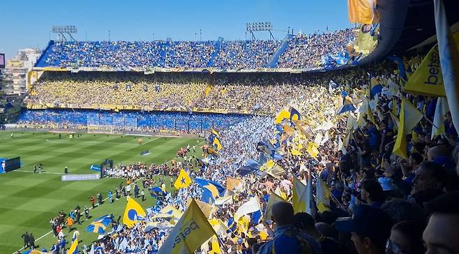 지난 1일(현지 시각) 아르헨티나 수도 부에노스아이레스의 라 봄보네라에서 보카주니어스와 리버플레이트의 경기가 펼쳐졌다. /서유근 특파원