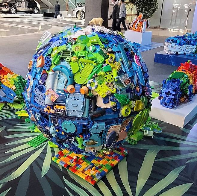 버려진 장난감을 수리해 기부하고 분해한 부품으로 새로운 물건을 만드는 사회적협동조합 그린무브공장소가 제작한 정크아트 작품. 그린무브공작소 제공