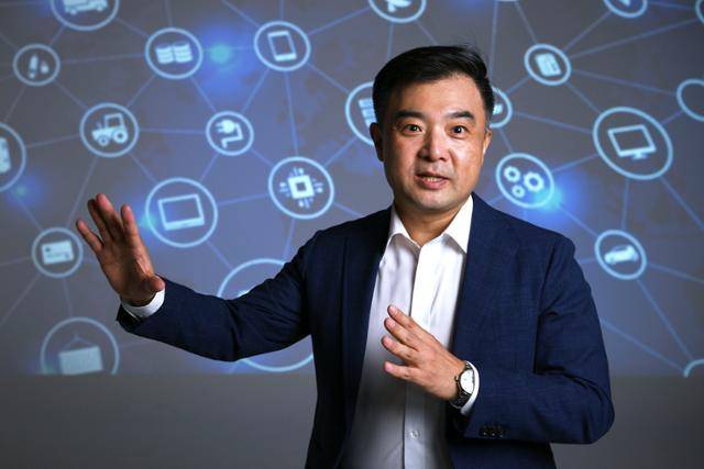 캐나다에서 핀테크 스타트업을 창업한 김도형 핀헤이븐 대표가 방한해 서울 세종대로 한국일보사에서 인터뷰를 하며 토큰증권에 대해 설명하고 있다. 그는 캐나다에서 증권사 등록을 하고 세계 최초의 토큰증권거래소를 운영하고 있다. 윤서영 인턴기자