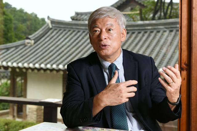 염재호 태재대 총장이 지난달 19일 북촌한옥마을이 내려다 보이는 태재대 본부 누각에서 기자와 얘기를 나누고 있다. 윤서영 인턴기자