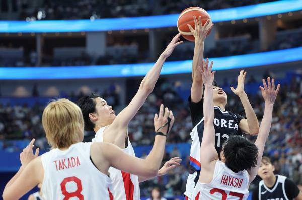 <yonhap photo-3610=""> 지난 3일 중국 저장성 항저우의 올림픽 스포츠센터에서 열린 항저우 아시안게임 여자 농구 준결승 한국과 일본의 경기. 이해란이 슛을 시도하고 있다. 사진=연합뉴스</yonhap>