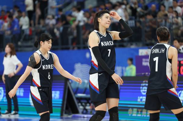 <yonhap photo-3659=""> 지난 3일 중국 저장성 항저우의 올림픽 스포츠센터에서 열린 항저우 아시안게임 여자 농구 준결승 한국과 일본의 경기에서 패한 한국선수들이 아쉬워하고 있다. 사진=연합뉴스</yonhap>