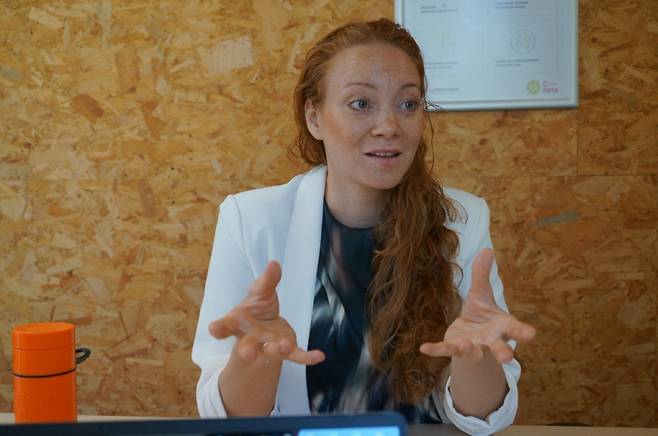 네덜란드 민관협력단체 'Holland Circular Hotspot'(HCH)의 스테파니 슈트메이커(Stephanie Schuitemaker)가 순환경제 조성을 위한 민관협력 필요성을 설명하고 있다. /사진=김훈남 기자