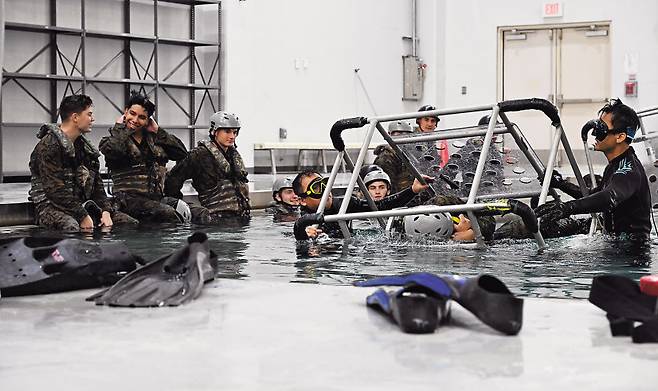 지난 22일 경기도 평택시 주한 미군 캠프 험프리스 기지 내 토마스 밴달 중장 기념 트레이닝 센터에서 장병들이 수중 탈출 교육을 받고 있다. 평택=임세준 기자