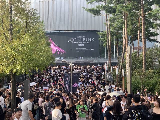 ▲지난 15~16일 서울 구로구 고첫스카이돔에서 열린 블랙핑크 월드투워 '본핑크' 현장 모습. ⓒ이동연