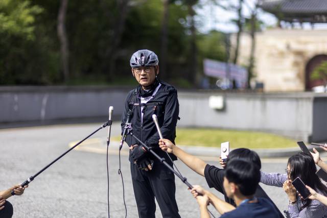 ▲유인촌 문화체육관광부 장관 후보자가 14일 오전 서울 종로구에 마련된 청문회 준비 사무실로 출근하며 취재진 질문에 답하고 있다. ⓒ연합뉴스