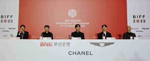 4일 부산 해운대구 영화의전당 중극장에서 열린 부산국제영화제(BIFF) 개막작 ‘한국이 싫어서’ 기자회견에 남동철 집행위원장 직무대행(왼쪽부터), 장건재 감독, 배우 주종혁, 배우 김우겸, 윤희영 프로듀서가 참석해, 영화에 대해 설명하고 있다. 부산=연합뉴스