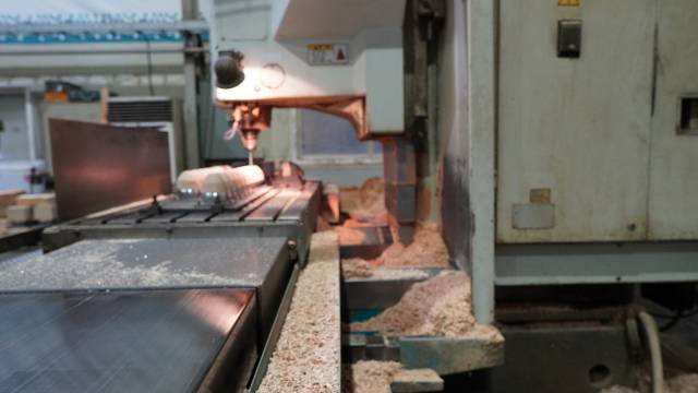 무스탕파크골프는 단풍나무로 헤드를 제작한다. 단풍나무 조각을 헤드 모양으로 공정하는 단계. / 정예지 기자