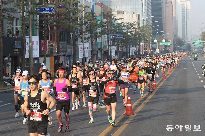 2023년 3월 열린 2023 서울마라톤 겸 제93회 동아마라톤에 참가한 마스터스 선수들이 역주하고 있다. 5km를 완주할 수 있다면 이젠 마라톤에 도전할 수 있다. 김동주 기자 zoo@donga.com