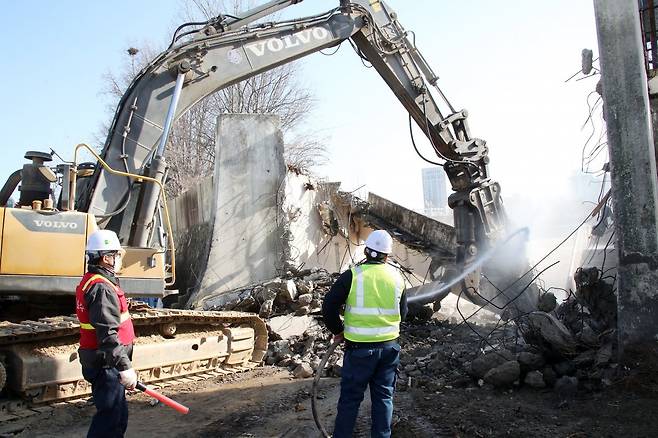 전북 전주시 덕진구 덕진동에 있는 전주종합경기장 내 야구장에 대한 철거공사 모습. 전주시는 이곳에 전주시립미술관과 한국문화원형 콘텐트 체험·전시관을 지을 예정이다. 전주시 제공