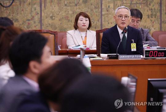 유인촌 문화체육관광부 장관 후보자가 5일 국회에서 열린 인사청문회에서 의원 질의에 답변하고 있다.<연합뉴스>