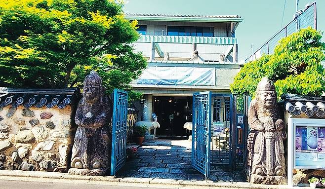 교토시 기타구에 있는 ‘고려미술관’ 전경. 설립자 정조문이 살던 집을 전시관과 연구소 등으로 개조한 것으로, 올해로 개관 35주년을 맞았다. 정치적으로 한국/북한 어느 쪽에도 기울지 않았지만, 최근에는 해외에 흩어져 있는 우리 문화재의 소재 발굴과 환수 노력에도 많은 도움을 주고 있다.