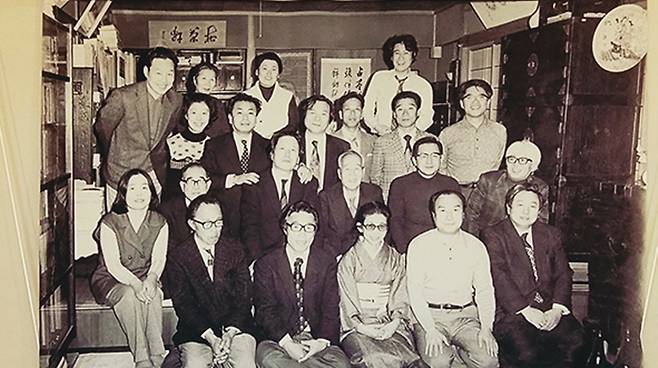 1974년 <일본 속의 조선 문화> 편집진 송년회 사진. 앞줄 왼쪽 두 사람이 정귀문·조문 형제, 둘째 줄 오른쪽 끝이 시바 료타로이다. 시바 옆이 우에다 마사아키 교토대 교수(초대고문·2대 고려미술관장), 앞줄 오른쪽 끝이 하야시야 다쓰사부로 교토대 교수(초대 고려미술관장). 둘째 줄 왼쪽 셋째가 재일소설가 김달수, 셋째 줄 오른쪽 끝이 재일사학자 이진희이다.