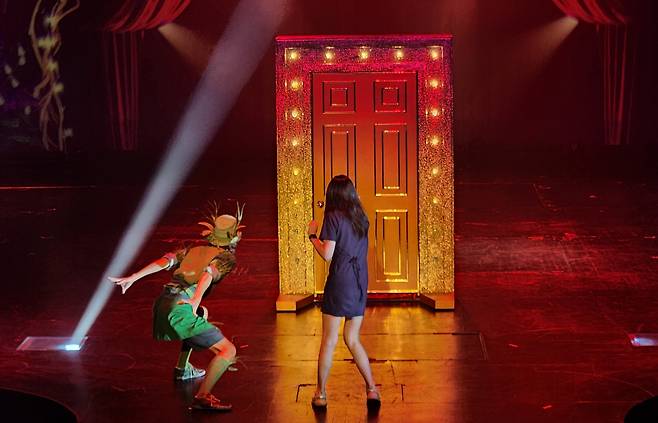 카레라쇼중 배우와 한국인 관객의 즉석 퍼포먼스