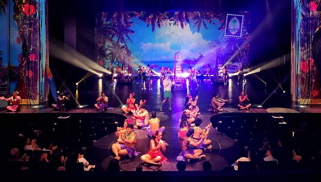 여러 민족 출신들이 차모로족을 중심으로 한마탕 대동놀이를 펼치는 카라레쇼의 피날레