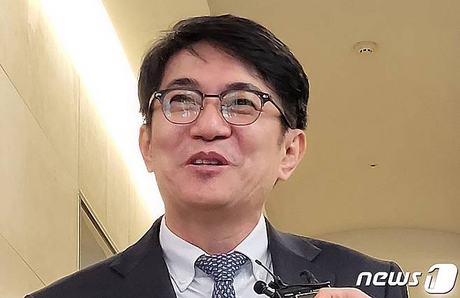 이균용 대법원장 후보자 임명동의안이 국회에서 부결된 6일 오후 이균용 대법원장 후보자가 서울 서초구 인사청문회 준비사무실을 나서며 입장을 밝히고 있다. 2023.10.6/뉴스1