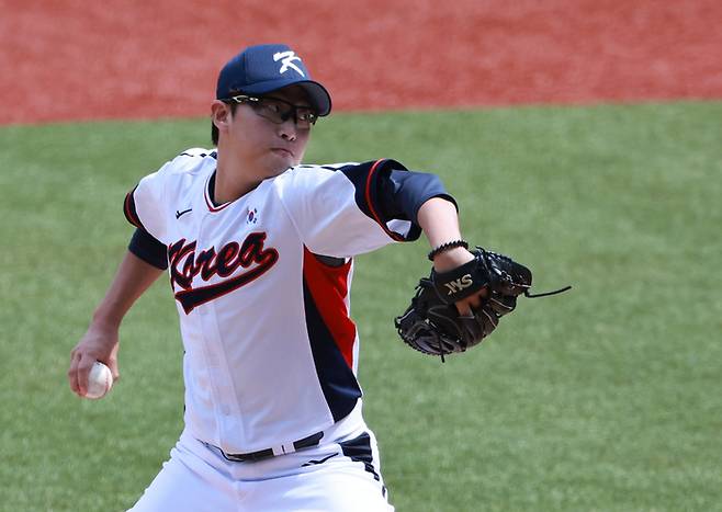 5일 중국 저장성 항저우 인근 사오싱 야구·소프트볼 스포츠센터 제1구장에서 열린 2022 항저우 아시안게임 슈퍼라운드 일본과 대한민국의 경기. 1회초 대한민국 선발 투수 박세웅이 역투하고 있다. 사진 | 샤오싱=연합뉴스