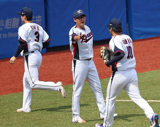 5일 중국 저장성 항저우 인근 사오싱 야구·소프트볼 스포츠센터 제1구장에서 열린 2022 항저우 아시안게임 슈퍼라운드 일본과 대한민국의 경기. 한국 선발 투수 박세웅이 2회초를 무실점으로 마친 뒤 더그아웃으로 들어오는 문보경을 맞이하고 있다. 사진 | 샤오싱=연합뉴스