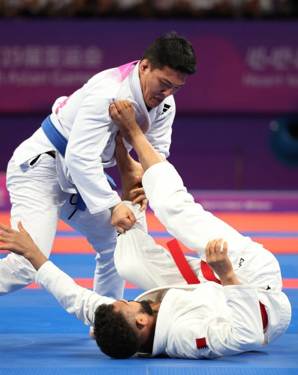<yonhap photo-4318="">6일 중국 항저우 샤오산 린푸 체육관에서 열린 항저우 아시안게임 주짓수 남자 77kg급 결승 경기에서 한국 구본철이 바레인 압둘라 문파레디와 기술을 겨루고 있다. 연합뉴스</yonhap>