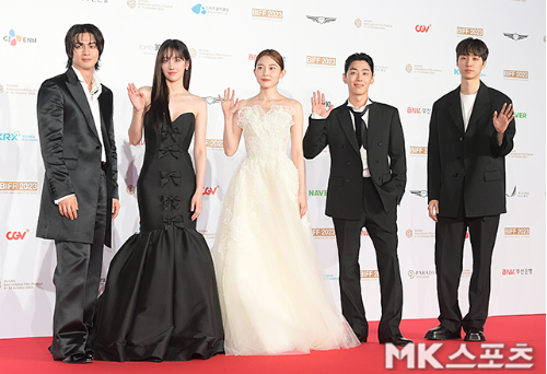 ‘발레리나’ 김지훈, 전종서, 박유림, 그레이, 이충현 감독이 레드카펫을 밟고 있다. 사진=천정환 기자