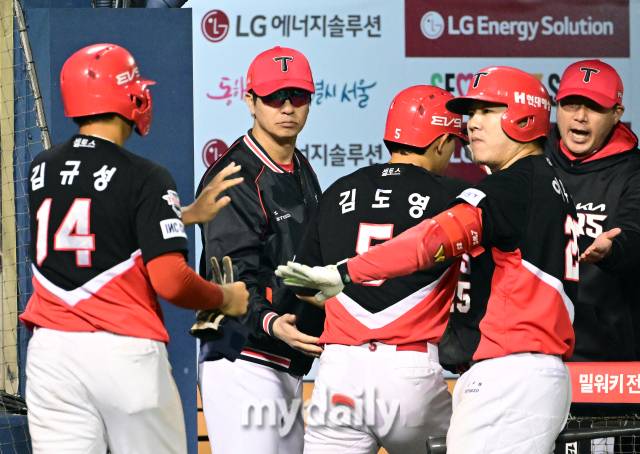 KIA 김종국 감독이 8회초 1사 2.3루서 김선빈의 2타점 역전 적시타가 나오자 기뻐하고 있다./잠실=유진형 기자 zolong@mydaily.co.kr