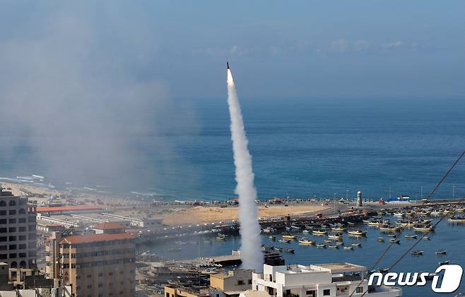 7일(현지시간) 팔레스타인군이 가자지구에서 쏘아올린 로켓의 모습. 23.10.07 ⓒ 로이터=뉴스1 ⓒ News1 김예슬 기자