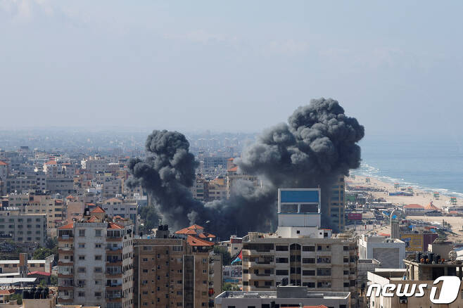 7일(현지시간) 이스라엘의 공격으로 가자지구에서 연기가 발생한 모습. 23.10.07 ⓒ 로이터=뉴스1 ⓒ News1 김예슬 기자