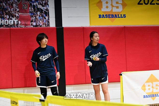 유스 베이스볼5 국가대표 박홍은(왼쪽)과 정승미가 훈련에 임하고 있다. 남양주 | 황혜정기자. et16@sportsseoul.com