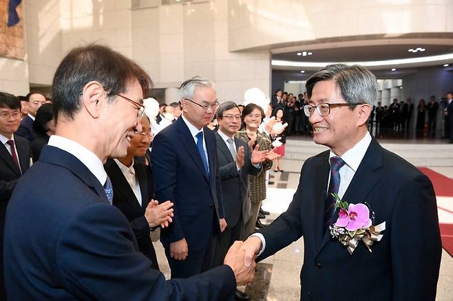 지난달 22일 퇴임한 김명수 전 대법원장(오른쪽)이 퇴임식에서 대법원 관계자들과 인사를 하고 있다. 대법원 제공