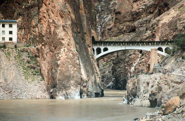 노강협곡을 가로지르는 노강대교. ⓒ최종명