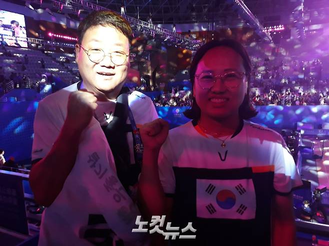 안세영의 부모 안정현 씨(왼쪽), 이현희 씨가 7일 딸의 경기를 응원한 뒤 2관왕이 확정되자 기뻐하고 있다. 노컷뉴스
