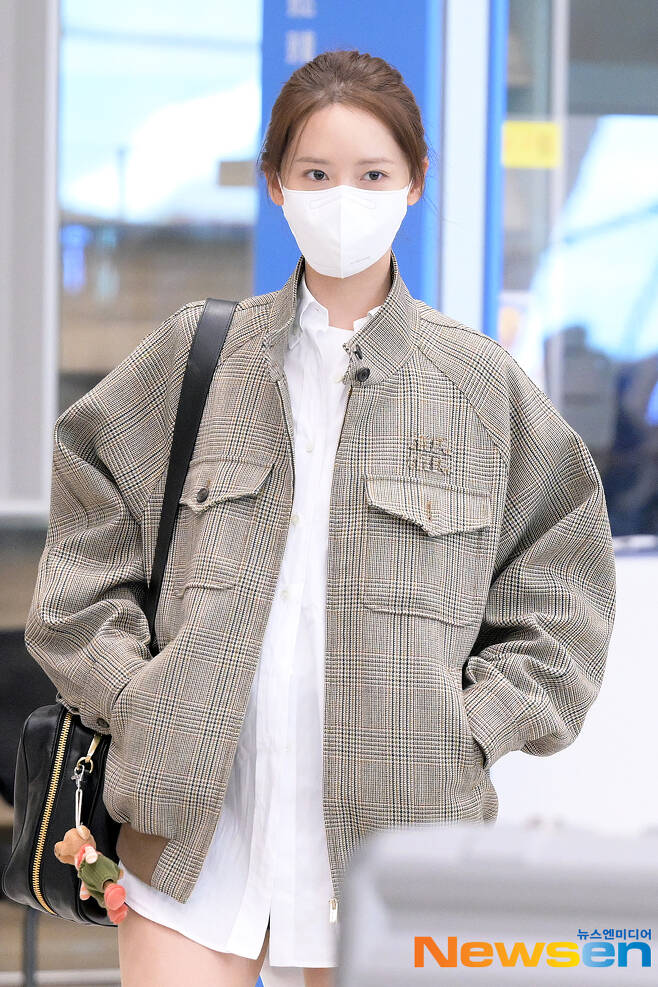 Girls Generation (SNSD) member and actor Im Yoon-ah (YOONA) arrives from Prague, Czech Republic, on the morning of October 8th after finishing his overseas schedule through Terminal 2 of Incheon International Airport in Unseo-dong, Jung-gu, Incheon.
