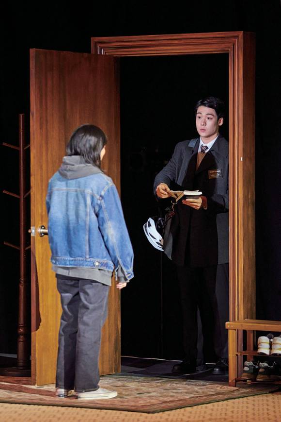 연극 《더 웨일》의 장면들 ⓒ서울문화재단 제공