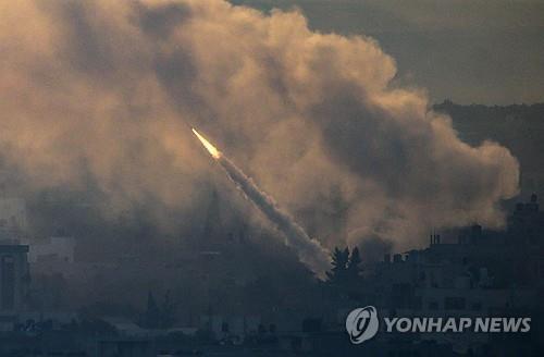 팔레스타인 무장정파 하마스가 이스라엘을 향해 발사한 로켓 [EPA=연합뉴스]